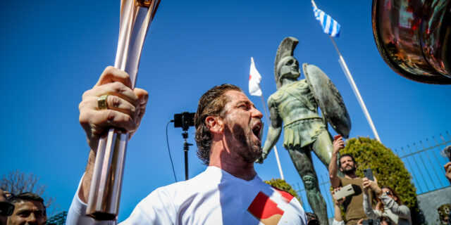 Gerard Butler: Έτρεξε με την Ολυμπιακή Φλόγα και φώναξε “This is Sparta”