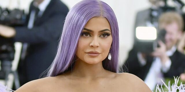 Kylie Jenner: “Πόλεμος” στο Instagram για τα δάχτυλα των ποδιών της