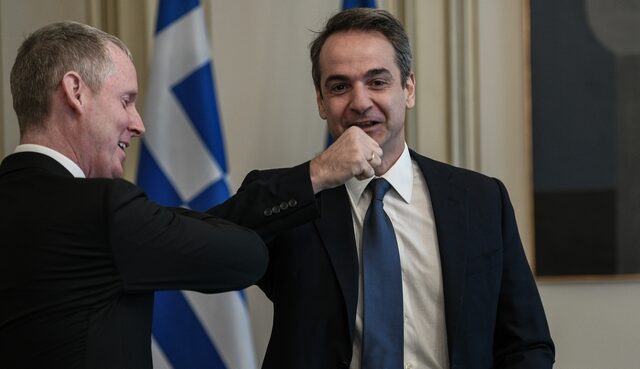 Η διαφορετική χειραψία του Μητσοτάκη λόγω κορονοϊού