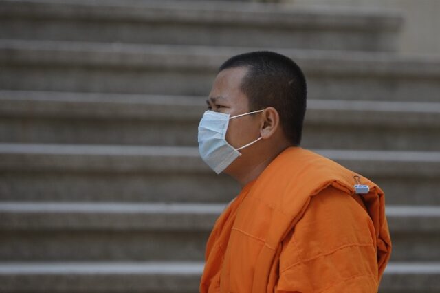 Κορονοϊός: Μοναχοί παρασκευάζουν απολυμαντικά και οικολογικές μάσκες