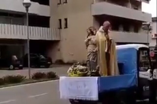 Κορονοϊός στην Πολωνία: Παπάς προσεύχεται με πιστούς “door to door”