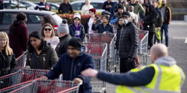 Κορονοϊός: Η βρετανική κυβέρνηση ζήτησε υπευθυνότητα στα ψώνια