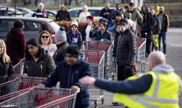 Κορονοϊός: Η βρετανική κυβέρνηση ζήτησε υπευθυνότητα στα ψώνια