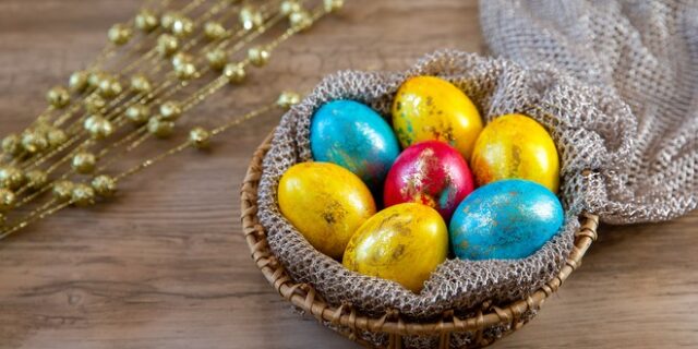 Πασχαλινά αυγά: 4 φυσικοί τρόποι για υπέροχο βάψιμο