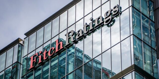 Fitch: Διατηρεί την ελληνική οικονομία στο ΒΒ – Βλέπει ύφεση 7,9% του ΑΕΠ