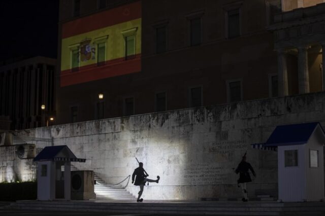 ΥΠΕΞ για φωταγώγηση ελληνικής Βουλής: “Μήνυμα ελπίδας και αλληλεγγύης προς την Ισπανία”