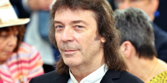 Ο Steve Hackett μένει σπίτι και παίζει “Blood on the Rooftops”