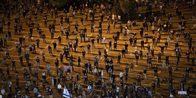 Οι Ισραηλινοί διαδηλώνουν κατά Νετανιάχου τηρώντας τα μέτρα ασφαλείας