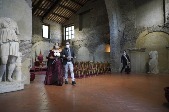 Ιταλία: Γάμος με μάσκες και τρεις καλεσμένους