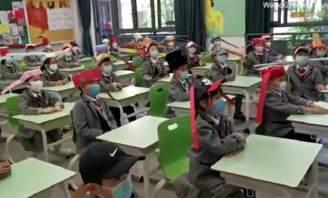 Τα “καπέλα του ενός μέτρου” είναι το νέο σχολικό trend στην Κίνα
