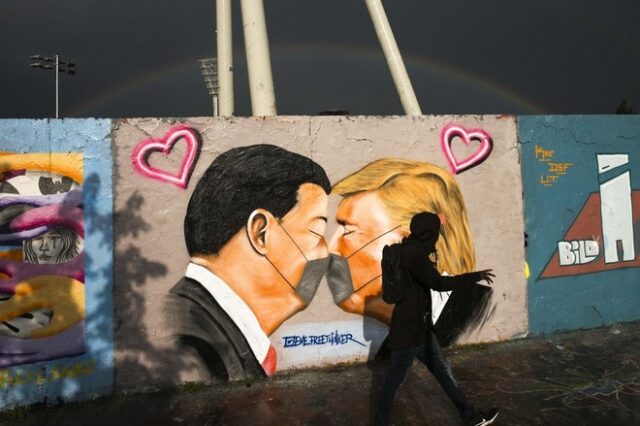 Το street art “Φιλί στο στόμα” της νέας εποχής: Τραμπ και Xi Jinping με προστατευτικές μάσκες