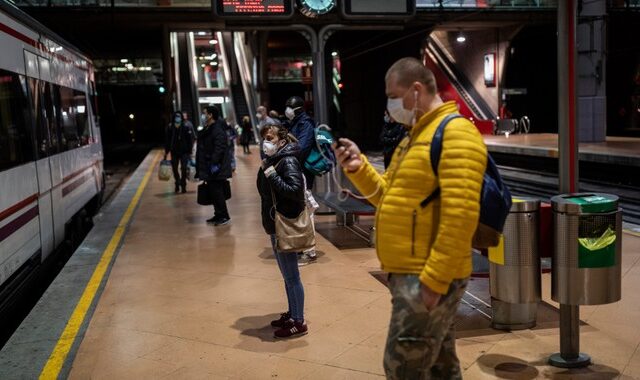 Κορονοϊός – Ισπανία: Πολίτες επιστρέφουν στις εργασίες τους με μάσκες προστασίας