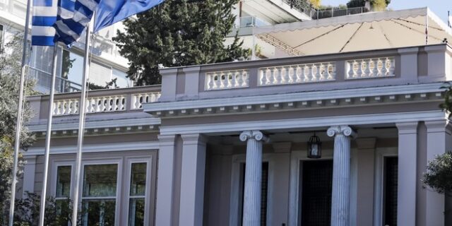 Παρέμβαση Ρουβίκωνα έξω από το Μέγαρο Μαξίμου – Επτά συλλήψεις