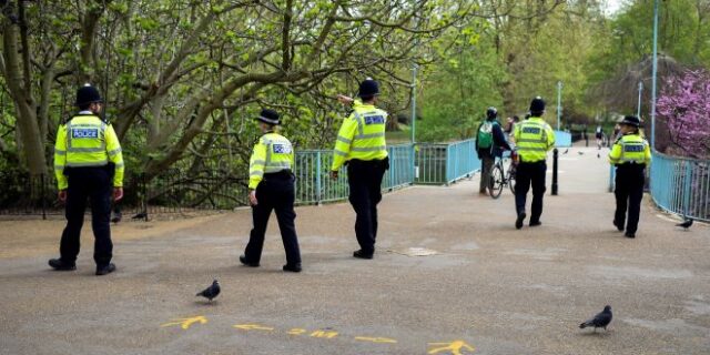 Αγγλία: Νέοι επιτέθηκαν σε αστυνομικό  που τους ζήτησε να μην παραβιάζουν τα μέτρα προστασίας