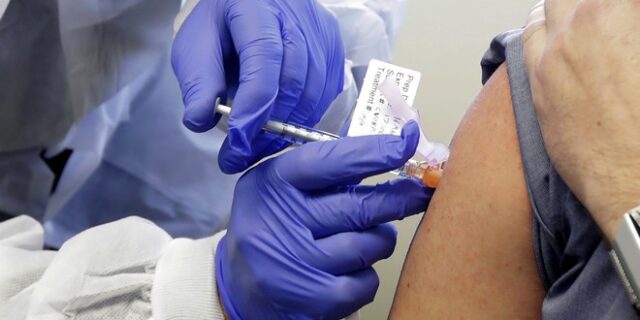 Βρετανία: Δοκιμή σε εθελοντές θα ανακατέψει σκοπίμως τρία διαφορετικά εμβόλια