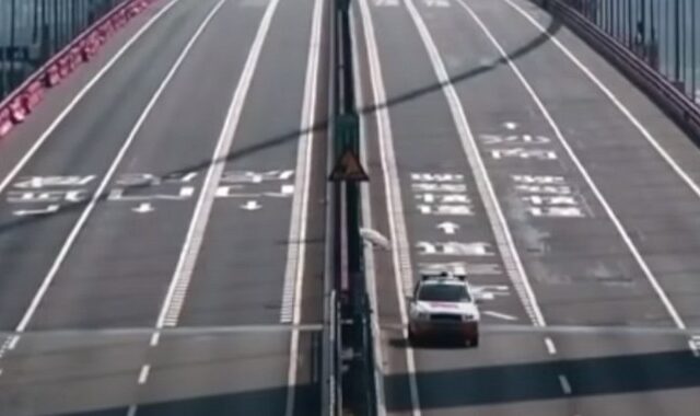 Κίνα: Γέφυρα με δεκάδες αυτοκίνητα τρέμει σαν το φύλλο στον αέρα