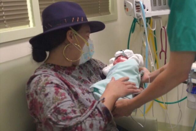 Γέννησε ενώ ήταν διασωληνωμένη – Μετά απο εβδομάδες αγκάλιασε το μωρό της