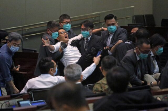 Χονγκ Κονγκ: Διαδηλωτές εισέβαλαν στο Κοινοβούλιο και πιάστηκαν στα χέρια με βουλευτές