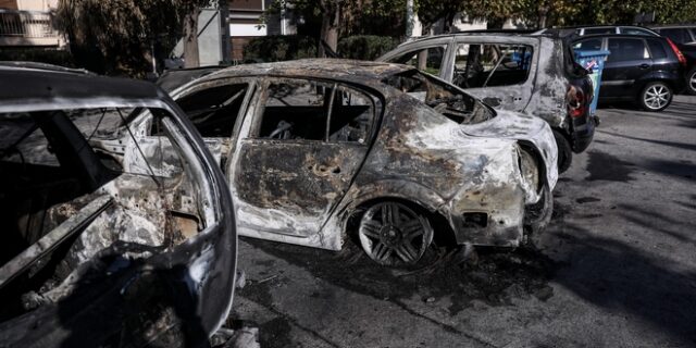 Νύχτα εμπρησμών: Έκαψαν έξι ΙΧ και μία μοτοσικλέτα σε περιοχές της Αττικής