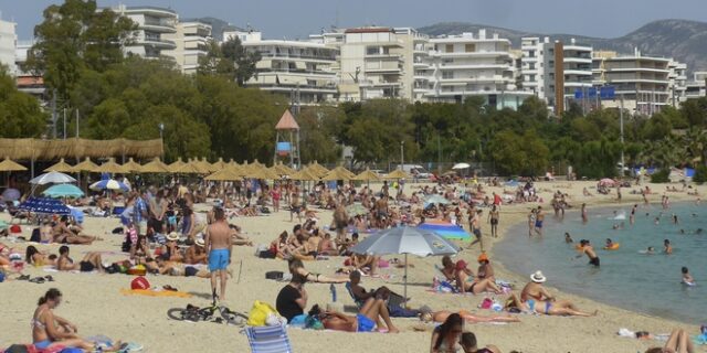 Όλοι οι δρόμοι οδηγούν στις παραλίες. Άνοιξαν οι οργανωμένες – Αποστάσεις και νέοι κανόνες