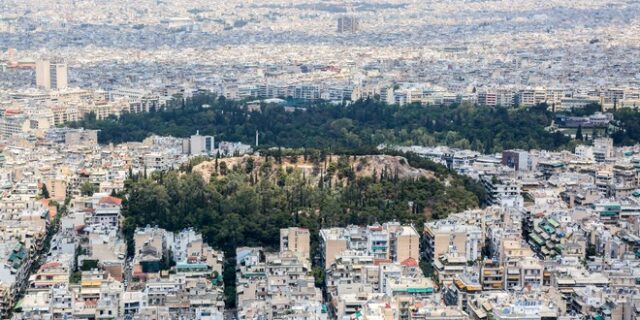 Τραγωδία στον Λόφο του Στρέφη-Έβγαλε τα σκυλάκια της βόλτα και έπεσε στο κενό