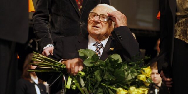 Nicholas Winton: Όταν βρέθηκε, χωρίς να το ξέρει, ανάμεσα στα παιδιά που έσωσε από τους ναζί