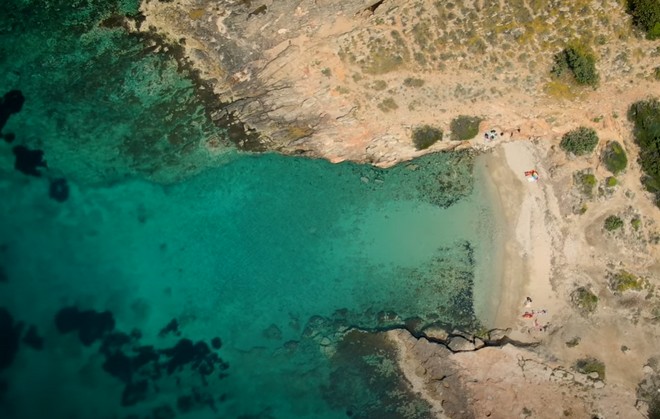 Μικρή Χαμολιά: Η ομορφότερη κρυφή παραλία της Αττικής | News 24/7