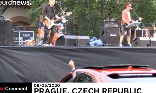 Τσεχία: Συγκρότημα έδωσε συναυλία σε πάρκινγκ – Κόρναραν οι θεατές