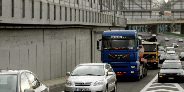 Τροχαίο ατύχημα με τρία φορτηγά στην Αττική Οδό – Ένας τραυματίας και ουρά χιλιομέτρων