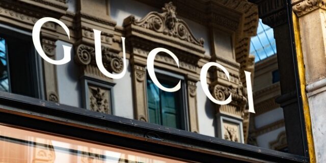 Η κληρονόμος της Gucci ισχυρίζεται ότι ο πατριός της την κακοποίησε σεξουαλικά