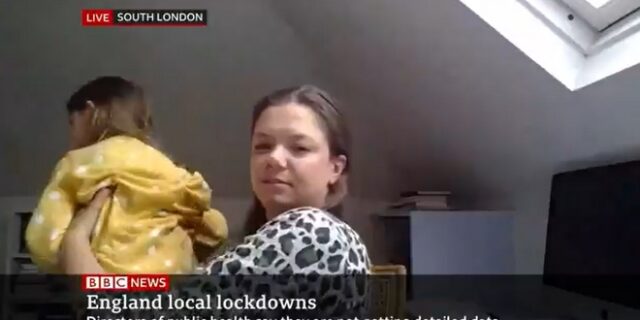Μ.Βρετανία: Η μικρή Σκάρλετ δεν αφήνει τη μητέρα της να δώσει συνέντευξη στο BBC