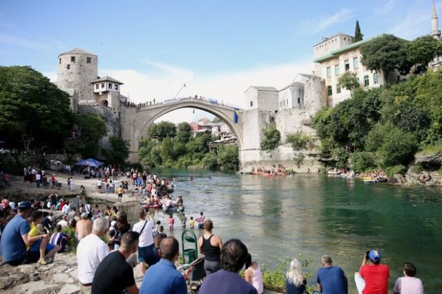 Βοσνία: Βουτιές για βραβεία στη Γέφυρα του Μόσταρ