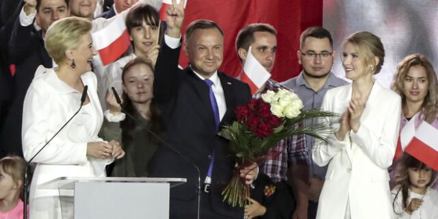 Πολωνία: Εκλέχθηκε ο υπερσυντηρητικός Ντούντα, έρχεται διαζύγιο με το κράτος Δικαίου