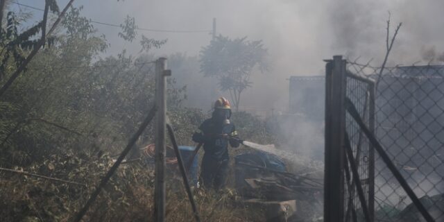 Φωτιά στις Σάπες Ροδόπης δίπλα σε σπίτια οικισμού