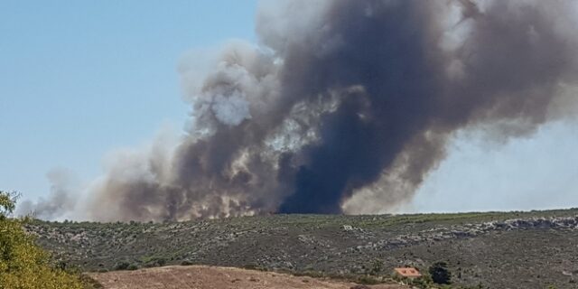 Υπό μερικό έλεγχο η φωτιά στο Λαύριο