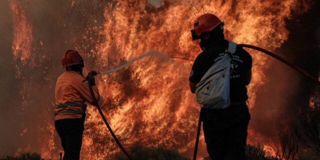 Πάνω από 200 πυροσβέστες και 15 εναέρια μέσα στη μάχη των Κεχριών