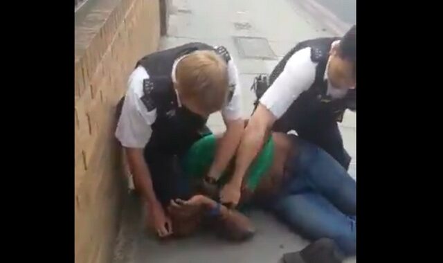 Νέο περιστατικό αστυνομικής βίας στο Λονδίνο: “Φύγε από τον λαιμό μου”