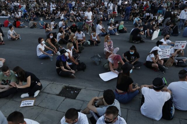 Σερβία: Καθιστική διαμαρτυρία με σύνθημα “Συλλάβετε τον χούλιγκαν μην χτυπάτε τον λαό”