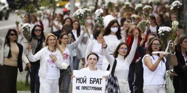 Λευκορωσία: Οι διαδηλώτριες των λουλουδιών απαιτούν ίσα δικαιώματα