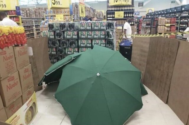 Βραζιλία: Πέθανε μέσα σε Carrefour, τον κάλυψαν με ομπρέλες και το κατάστημα παρέμεινε ανοιχτό