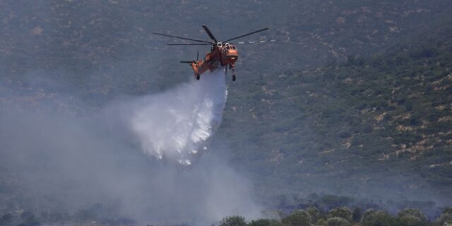 Φωτιά στη Σάμο – Επίγειες και εναέριες δυνάμεις στο σημείο