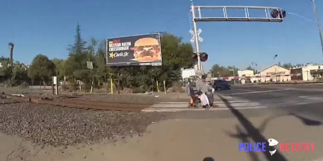 ΗΠΑ: Ηρωίδα αστυνομικός σώζει άνδρα σε αμαξίδιο λίγο πριν περάσει το τρένο