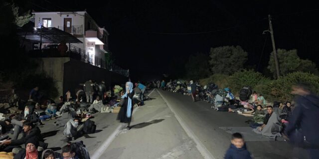 Μια νύχτα στη Μόρια: Πρόσφυγες και μετανάστες στο δρόμο – “Κανείς δεν νοιάζεται”