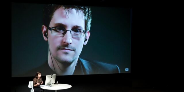 Ρωσία: Μόνιμη άδεια παραμονής για τον Snowden