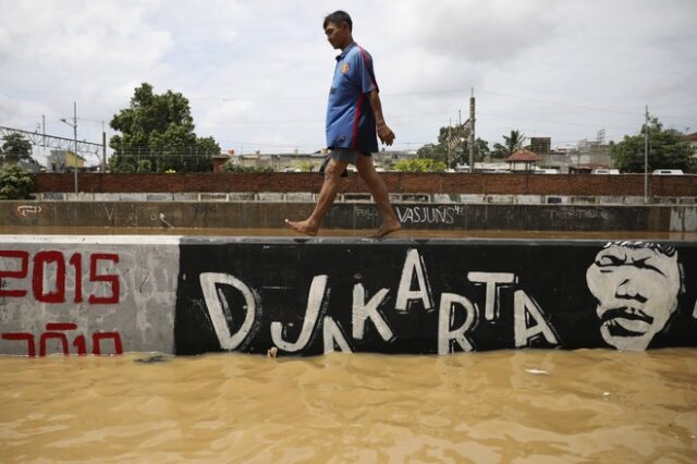 Ινδονησία: Η πανδημία γέμισε τον ποταμό Σισαντάνε  με ιατρικά απόβλητα