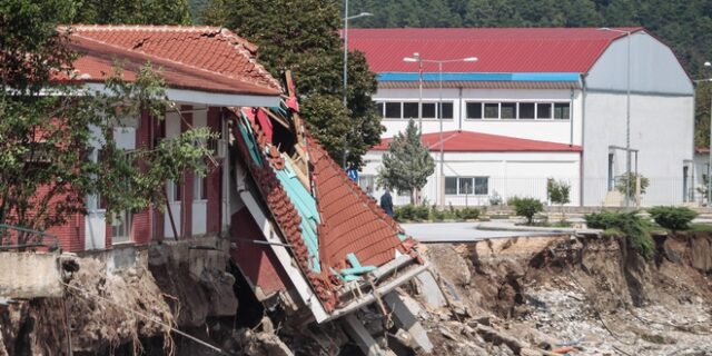 Καρδίτσα: Δεκάδες κάτοικοι παραμένουν εγκλωβισμένοι στην Οξυά