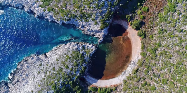 Η “αδερφή” της διάσημης Βοϊδοκοιλιάς με το παράξενο όνομα η “Λίμνη του Παπά”