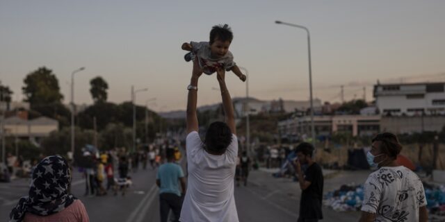 Το προσφυγικό, οι πολιτικές καριέρες και το “παιχνίδι” του Μουτζούρη 