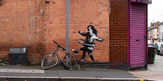 Βρετανία: Ο Banksy “ξαναχτύπησε” και ομόρφυνε έναν τοίχο κι ένα παρατημένο ποδήλατο