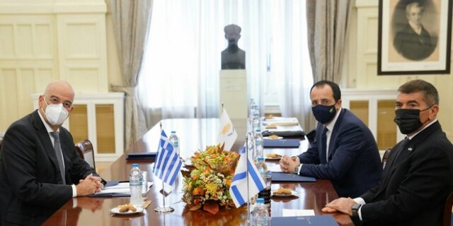 Δένδιας στην τριμερή με Κύπρο-Ισραήλ: “Έτοιμοι να δώσουμε κοινές απαντήσεις στην τουρκική προκλητικότητα”